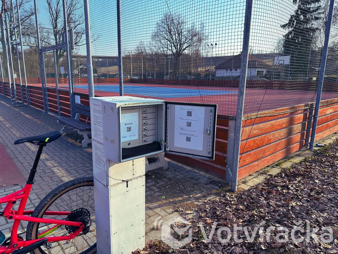 Schránka na klíče u sportoviště v České Bělé